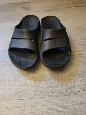 OOFOS Black Slide Sandals
